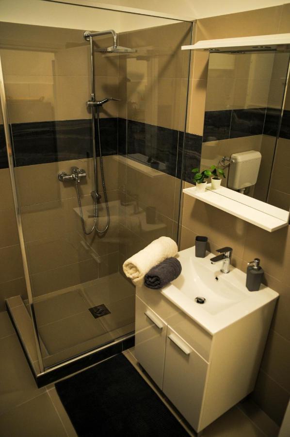Apartman Gulliver In The Center, 10 Meters From The Sea With Private Parking In Natural Shade Rabac Zewnętrze zdjęcie
