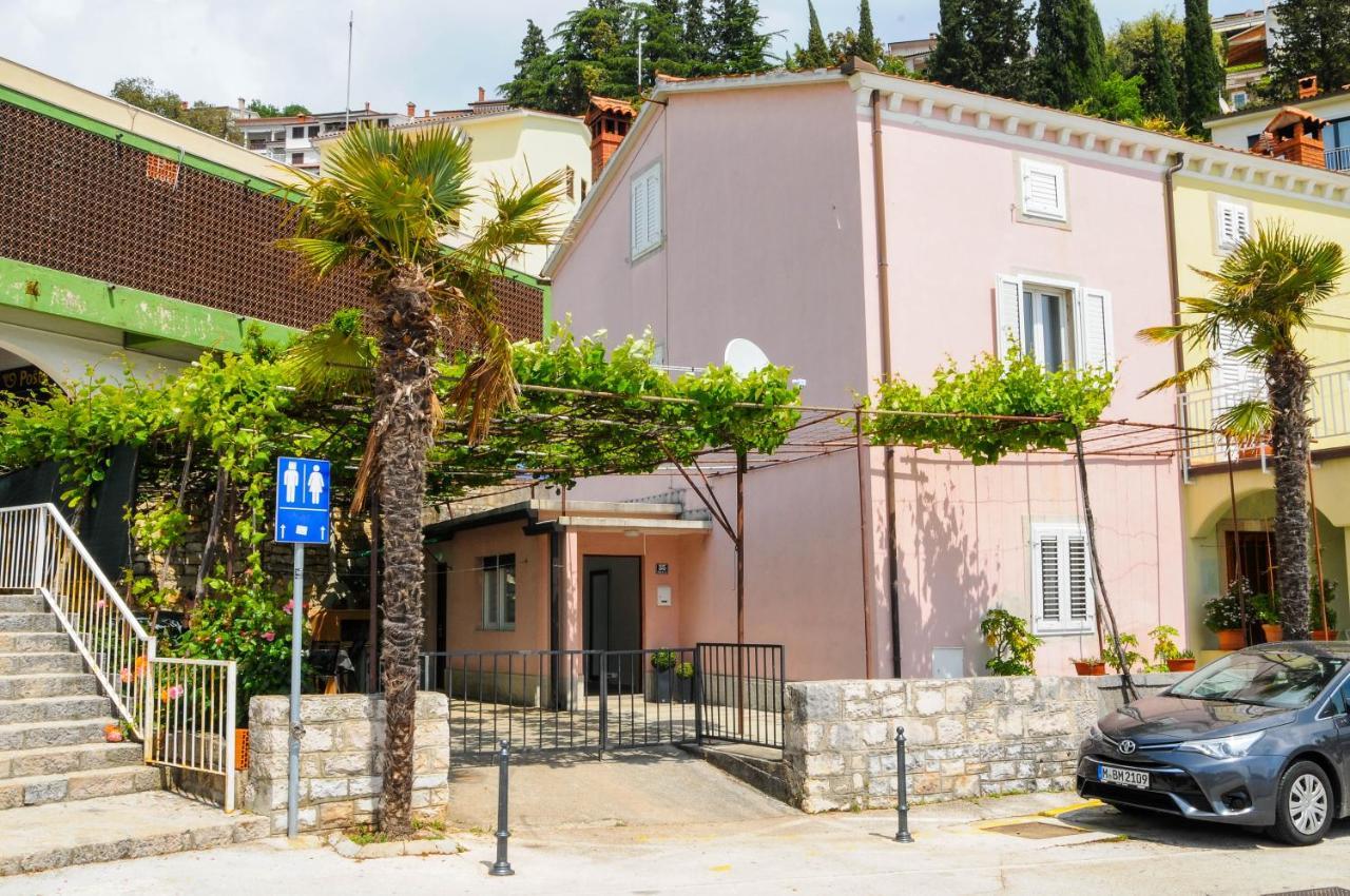 Apartman Gulliver In The Center, 10 Meters From The Sea With Private Parking In Natural Shade Rabac Zewnętrze zdjęcie